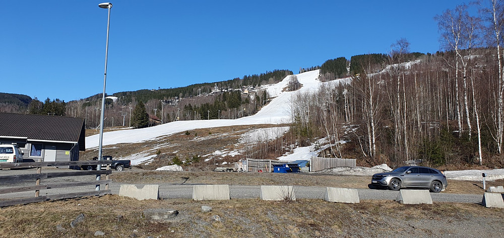 Masse snø igjen også i nedre del av anlegget