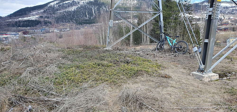Terrenget her nede endrer seg fort pga masseuttak, men denne lille toppen får nok stå i fred pga høyspentmastene