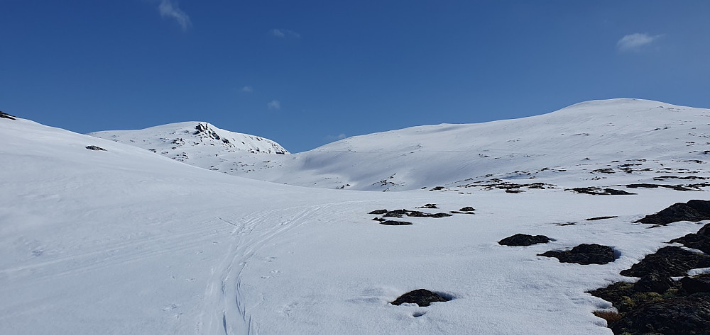 Jeg hadde stort sett fri sikt opp på Veslfjelltinden under hele turen opp fjellet
