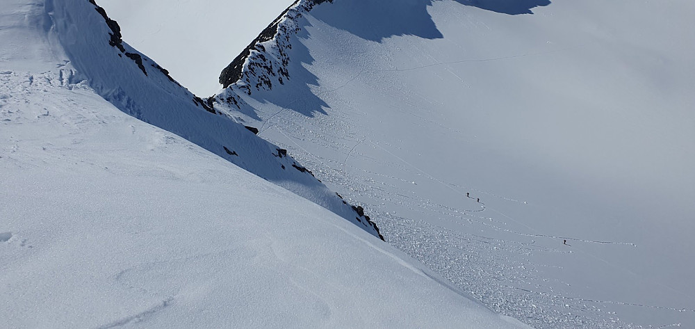 Det ble bratt opp fjellsiden opp Bakarste Skagsnebb, men med stegjern og isøks gitt det greit. Jeg var førstemann opp siden siste snøfall, så jeg satte sporet for 6 stykker som kom opp bak meg.