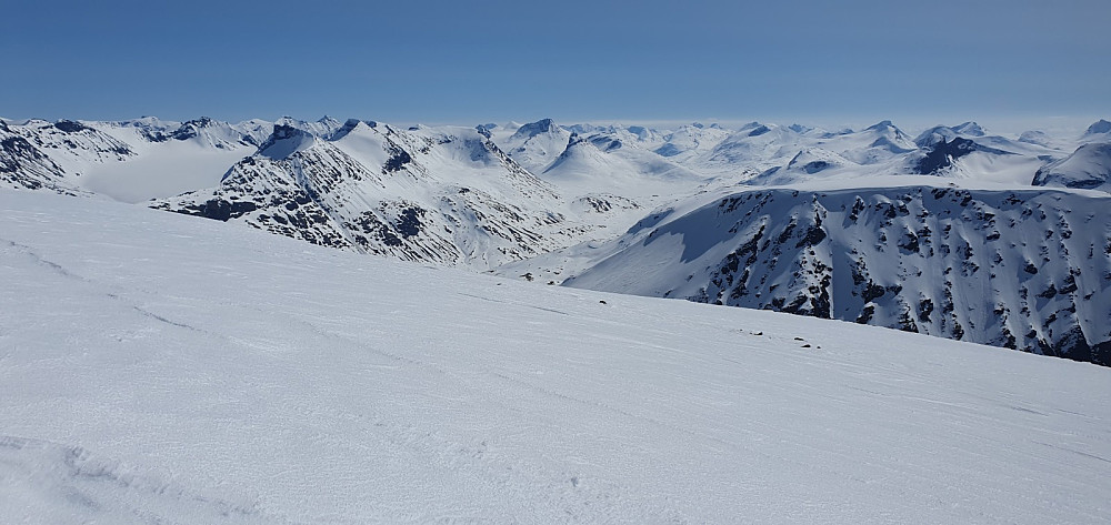 Fra Bakarste Skagsnebb og med Kyrkja og Visbretinden mitt i bildet