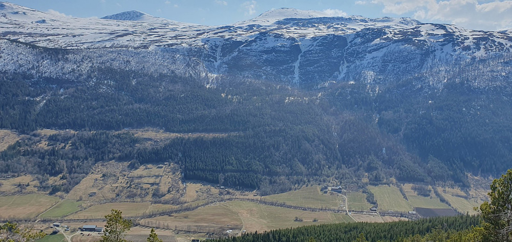 Fra et utkikkspunkt og over dalen mot sør.
