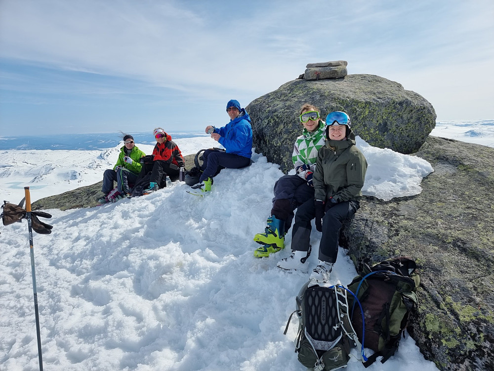 Matpause på toppen av Rasletinden
