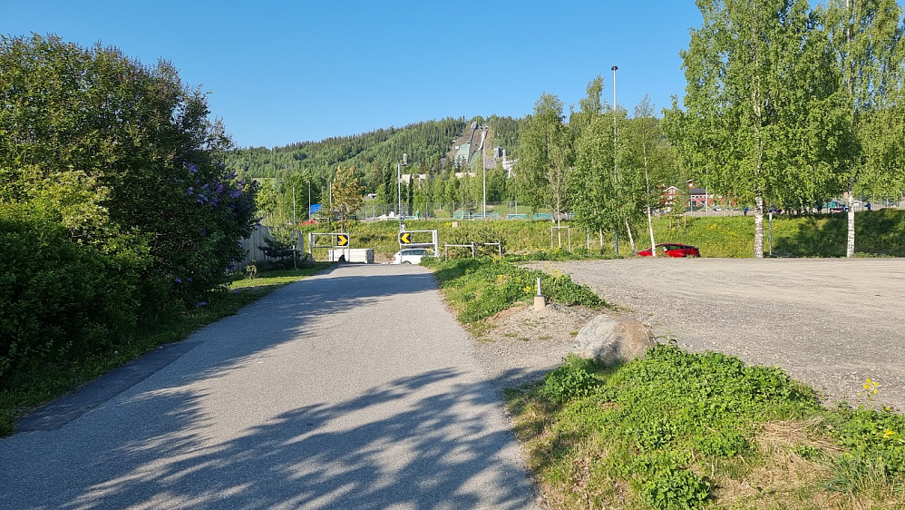Utsikt opp mot hoppbakkene, og da ventet det en bratt tur opp VIP veien