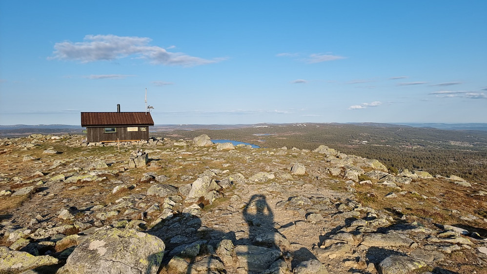 Fortsatt noen snøflekker her og der innover fjellet
