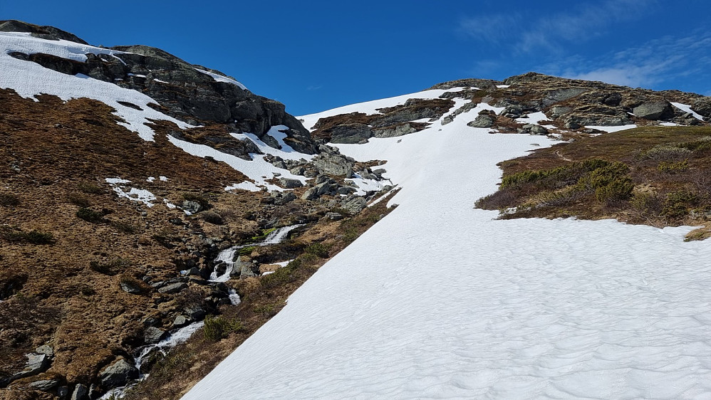 Her ble det litt mer dramatisk, og jeg valgte å gå til høyre for snøfonna og heller krysse bekken høyere opp, da snøfonnene var bratte og glatte