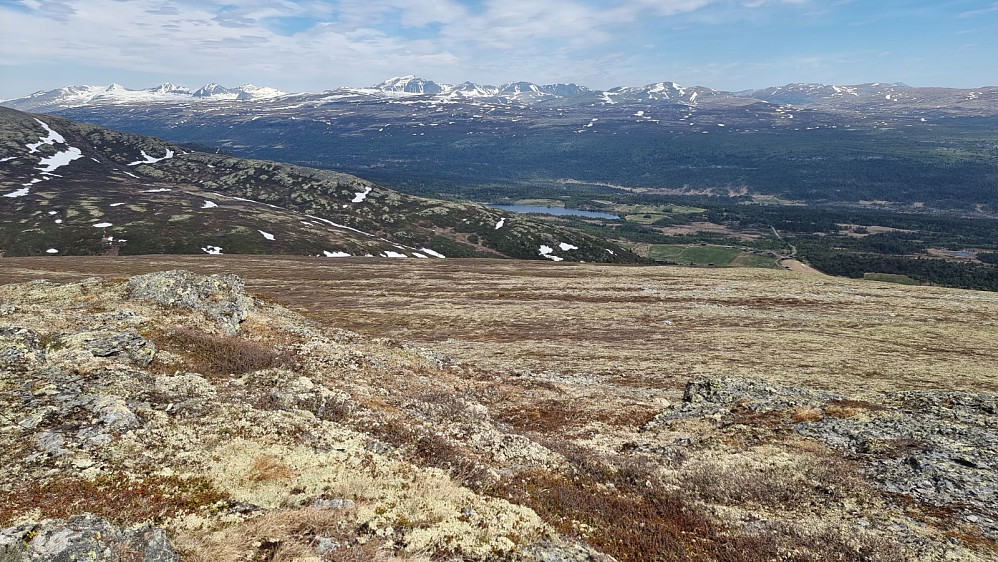 Ned mot start og med Rondane i bakgrunnen