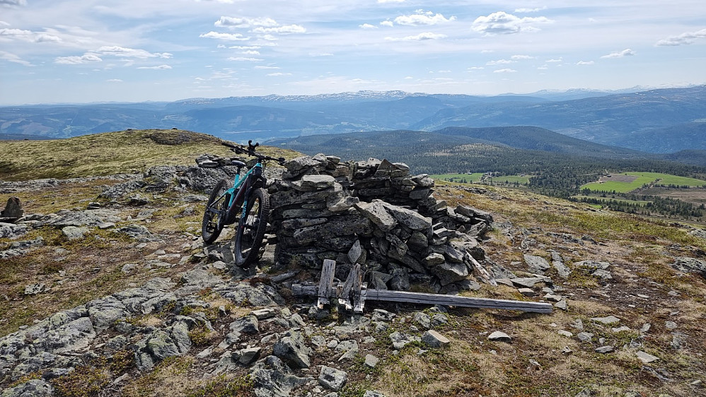 Høyeste punkt på Vaglfjell med Ruten langt der bak, på andre siden av Gudbrandsdalen