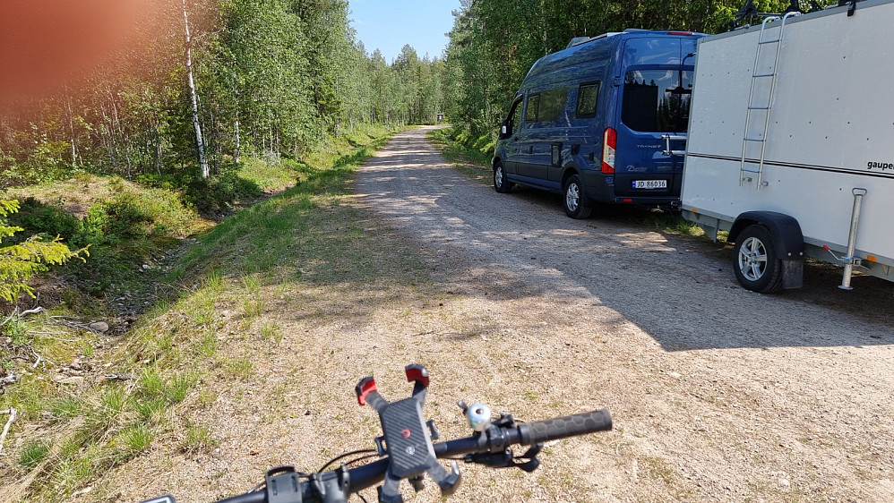 Jeg valgte å parkere ved hovedveien og ta sykkelen opp. Jeg så i ettertid at jeg kunne ha kjørt opp, da det var en snuplass for tømmerbiler i enden av veien.