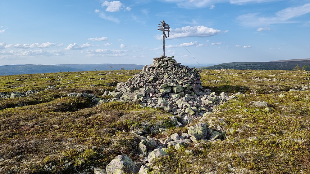 En overraskende stor steinhaug på denne  toppen, som ellers virker lite besøkt
