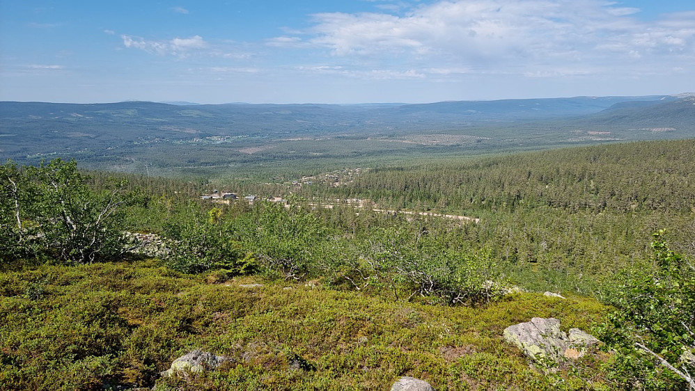 Utsikt ned mot hyttefeltet de bygger ut her. Trist å se naturødeleggelse av denne dimensjon tett inn til et naturreservat. Ufattelig at det er lov