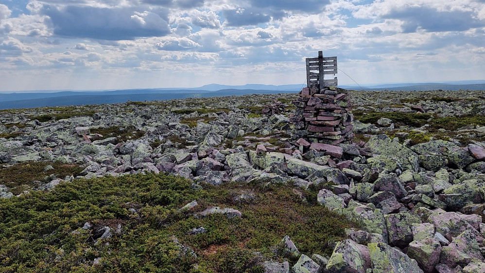 Toppvarden på Freng med Trysilfjellet langt der bak