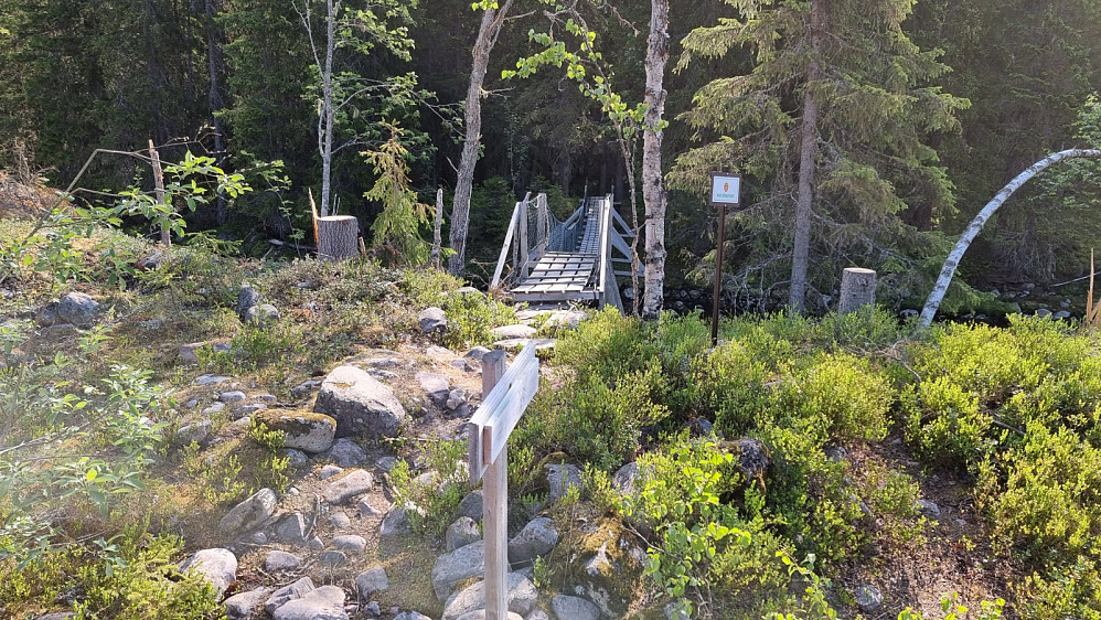 Det var skiltet med at brua var privat og all ferdsel var på eget ansvar. Det tolket jeg dithen at det var en del som brukte brua som turstart