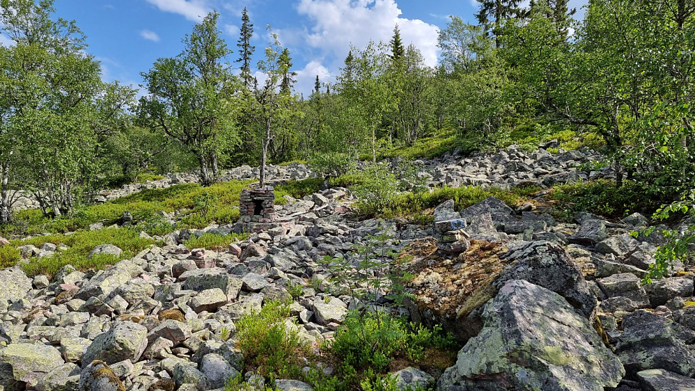 Lengre opp var stien vardet gjennom steinurene. Stien holdt ikke helt riktig retning, men jeg tenkte det var greit å følge den et stykke til, for å se om den dreide opp mot fjellet