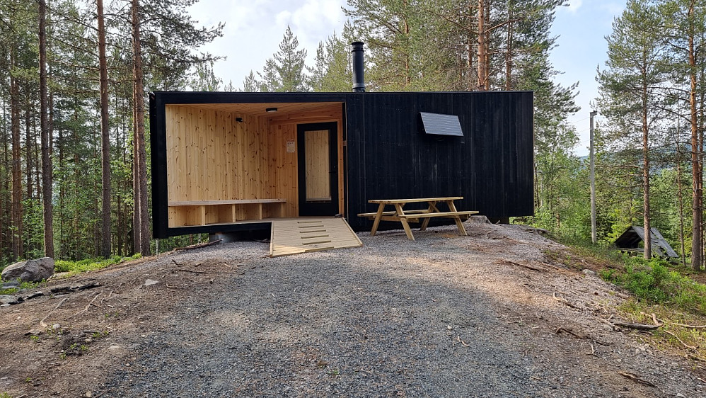 Ved stien opp mot Grimsberget var det satt opp en dagshytte siden sist jeg var her, kun 500 meter fra bilvei
