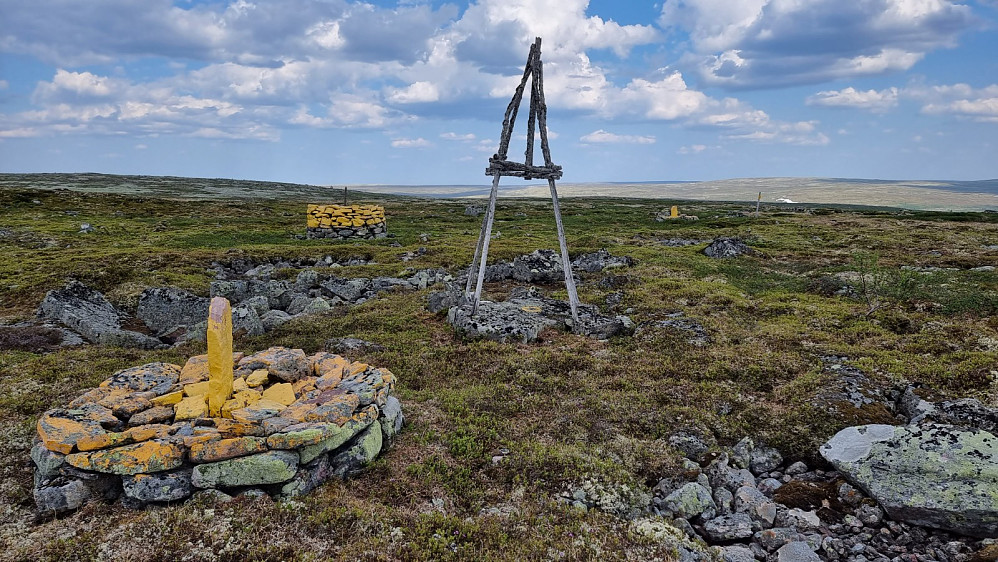 Brattfjellrøysa er ingen topp og har ingen primærfaktor. Det ligger imidlertid en liten topp 100 meter nord for røysa