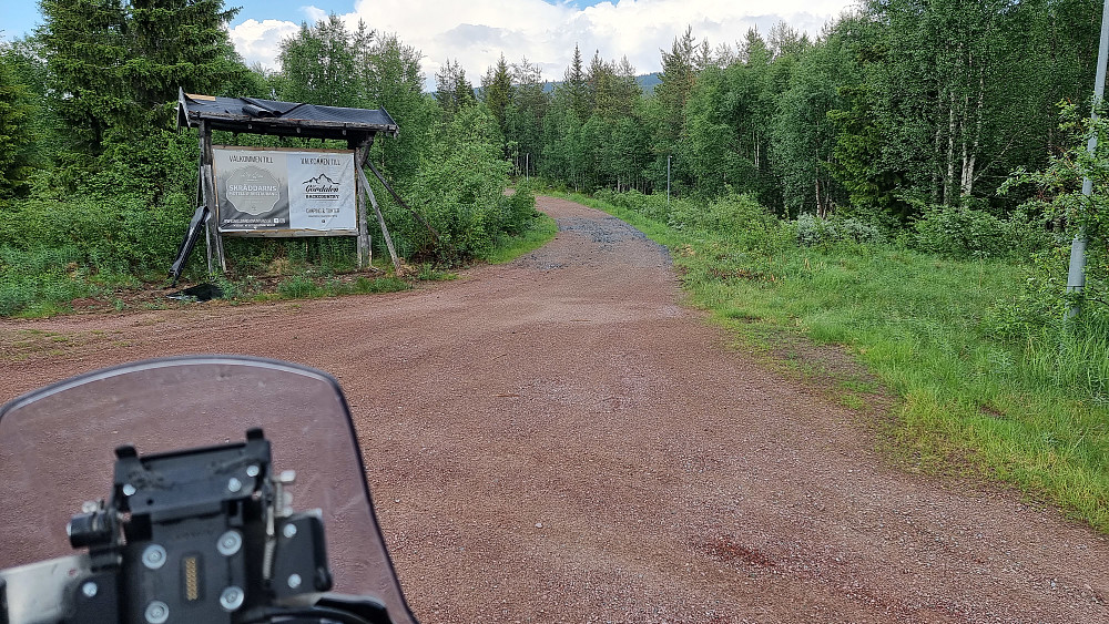 Rett etter grensepasseringen tok jeg til høyre opp ved Gørdalen Backcountry, og videre opp scooterløypa