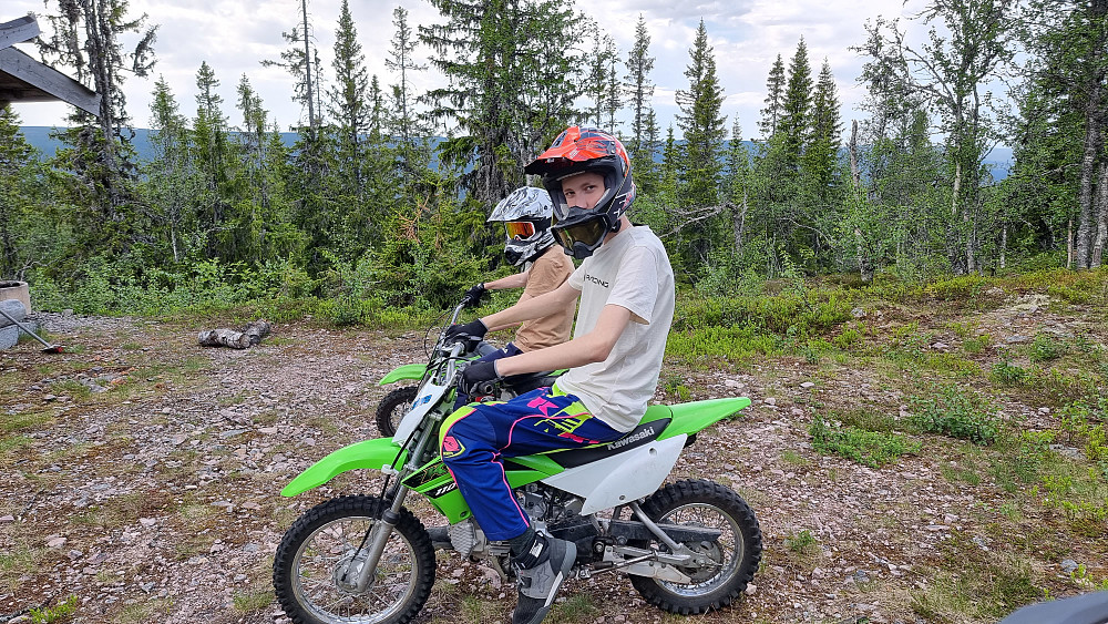 Oppe ved gapahuken ved veis ende, traff jeg to andre motorsyklister på tur. Størstemann hadde nok vokst fra motorsykkelen sin