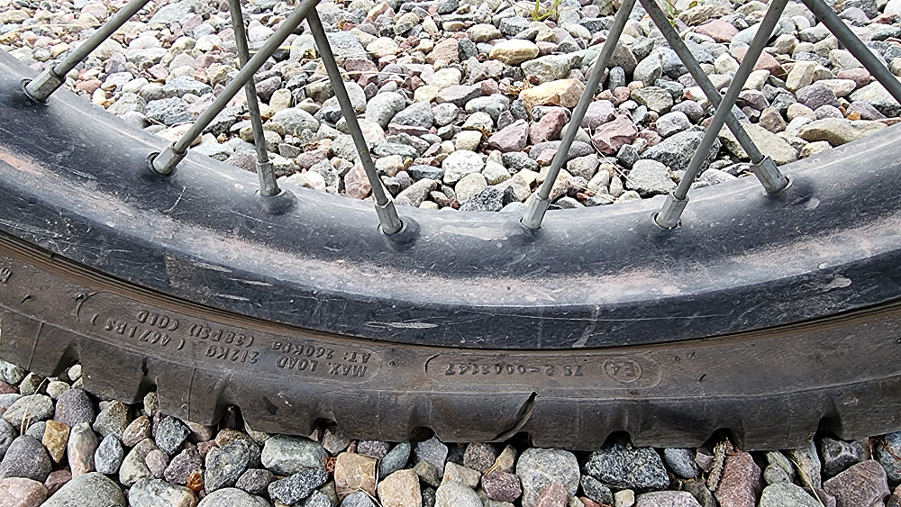 Etter en liten sightseeing innover på svenskesiden merket jeg at motorsykkelen ble vanskelig å styre. Det viste seg at framdekket hadde punktert pga en stor flenge. Dette var ikke noe jeg kunne fikse der og da. Jeg valgte derfor å sitte så langt bak på sykkelen som mulig, og kjørte i svært lav fart tilbake til bilen.