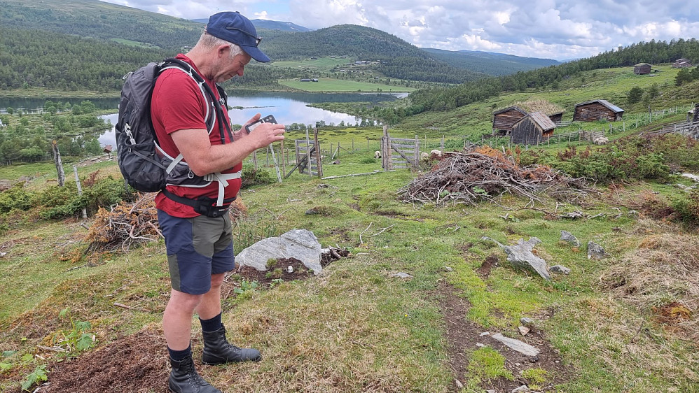 Stuttgongje sætra var det slutt på veien vi hadde startet på, og det ble sti gjennom skogen opp mot fjellet