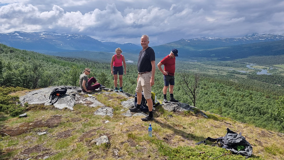 Oppe av skogen var det en forfriskende trekk i lufta som heldigvis ble for sterk for myggen, som var ganske pågående lengre ned