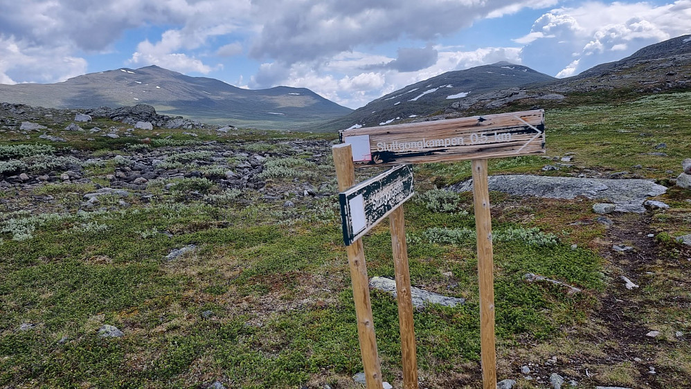 Skilt ved stikrysset oppe på ryggen av fjellet