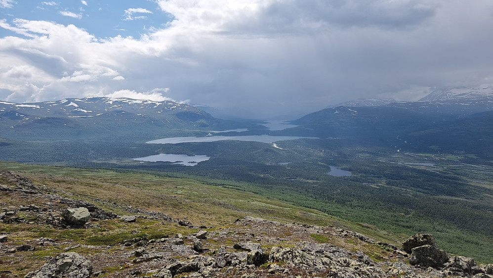 Regnet stod som en vegg lengre opp i Sjodalen, men vi hadde sol og blå himmel