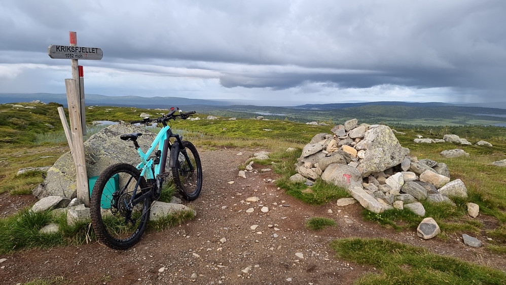 På Krigsfjell kom det en regnskur i min retning, og den nådde frem litt før jeg var tilbake til bilen, men jeg er heldigvis vanntett, så det gikk bra