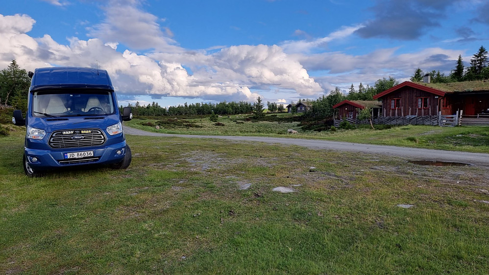 Jeg kunne parkere på stor parkeringsplass i hyttefeltet, før jeg tok beina fatt den korte turen opp på toppen