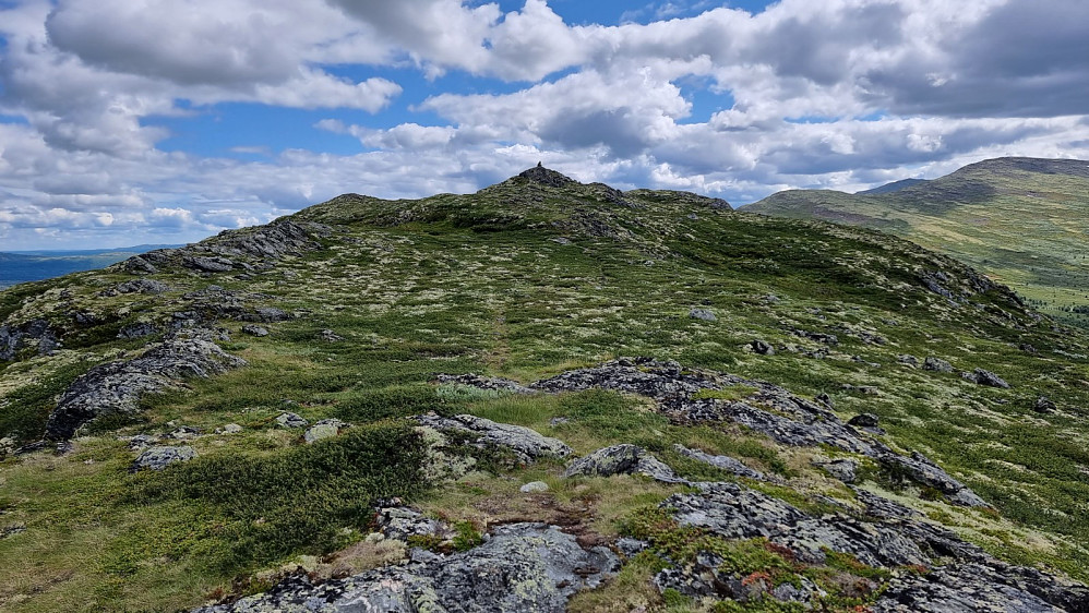 Det var lett å gå på sti videre opp ryggen av fjellet mot toppen