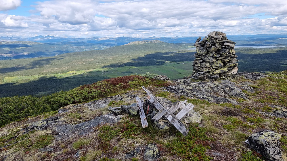 Fra toppen av Stølfjellet og ned mot Feforkampen som skal bli dagens siste tur