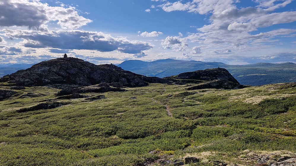 Oppe på fjellet svingte jeg til venstre for å få med alle toppuktene her oppe