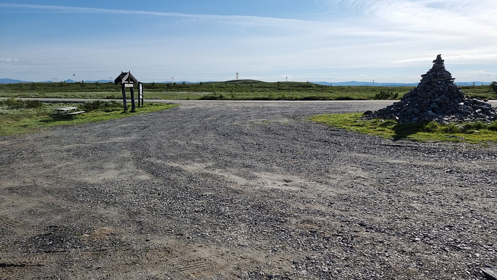 Etter en rolig natt alene på denne flotte parkeringsplassen, hadde jeg fri sikt burt på det høyeste punktet, en kort sykkeltur unna