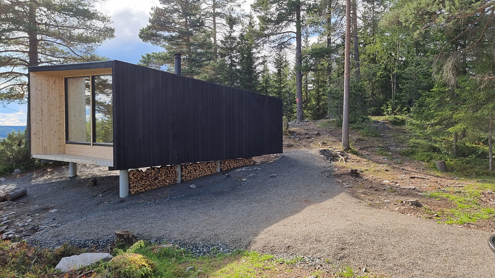 På Knapphaugen var det kommet opp en dagsturhytte siden sist jeg var her