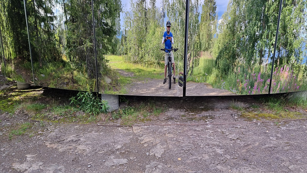 Rundt den ene antenna på Bergstoppen var det gjerdet med blankpolerte metal plater, som fungerte som speil. Veldig stilig effekt med denne sperringen, da man møtte seg selv når man kom nære