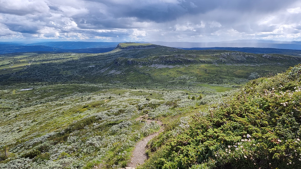 Tilbakeblikk mot Skeikampen i det jeg er på tur opp Prestkampen