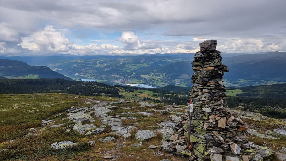 Den første stolpen stod oppe på fjellet. Her med utsikt ned mot Fåvang