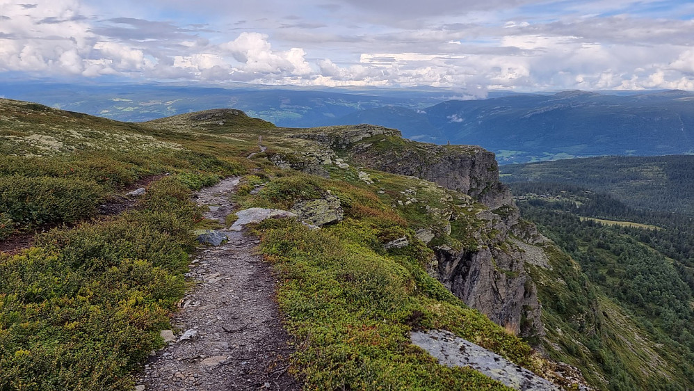 Flott sti oppe på fjellet, og det hadde vært fin å sykle oppe på fjellet, selv om stien jeg fulgte opp mot fjellet, ikke egnet seg for sykling. Bildet er tatt på tur ned igjen, ned mot Gudbrandsdalen