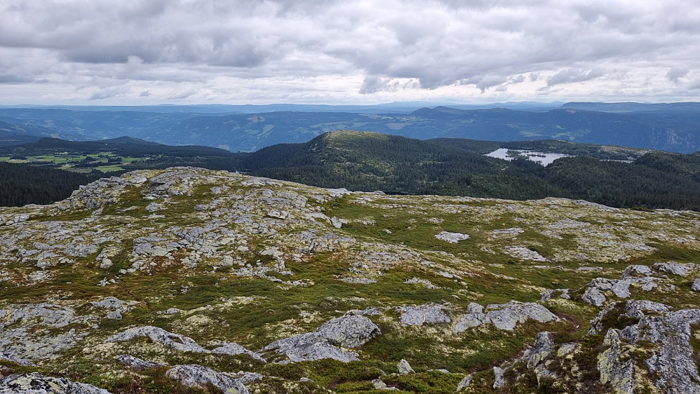 Fra toppen av Djupdalskampen og ned på Kveberget, som blir turens neste topp