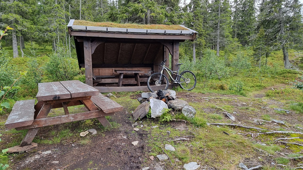 Her var det også en gapahuk og tilrettelagt for bål og fiske