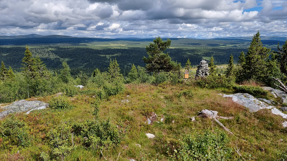 Fra utkikkspunktet hvor den røde stolpen stod, og østover. Flott utsikt her.