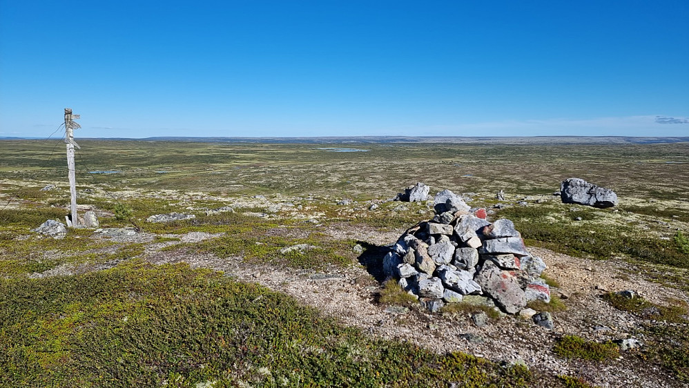 Høyeste punkt på Støtfjellet og en evighet av flathet østover mot Sverige