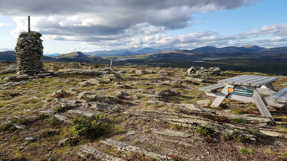 Fra toppen av Kjyrkjegardsfjellet og mot Flaksjøen og Rondane i bakgrunnen