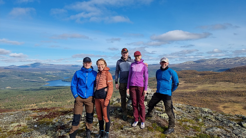På toppen av Snubbhøa med Skåbu i bakgrunnen. Fra Venstre RE, BH, meg, GO og TMT. GW tok bildet.