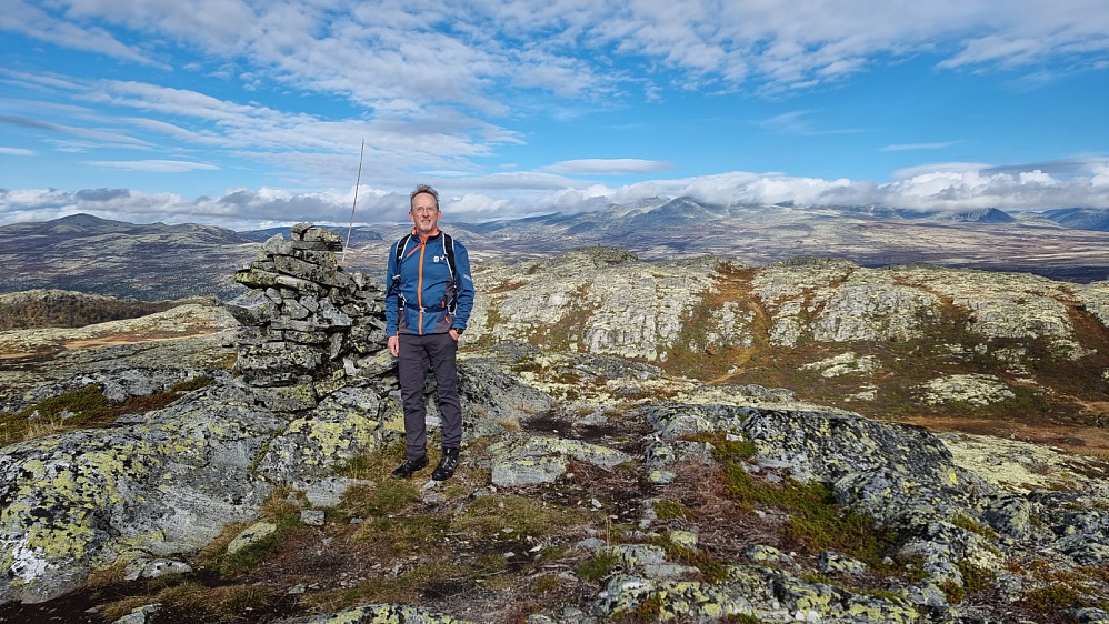 TB på toppen av Vålåsjøberget med Rondane i bakgrunnen, hvor toppene var dekket av tåke