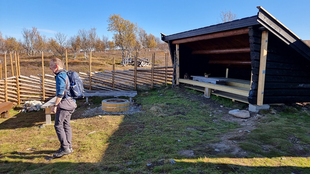 Vi var en tur innom gapahukene, hvor det stod en rød stolpe.