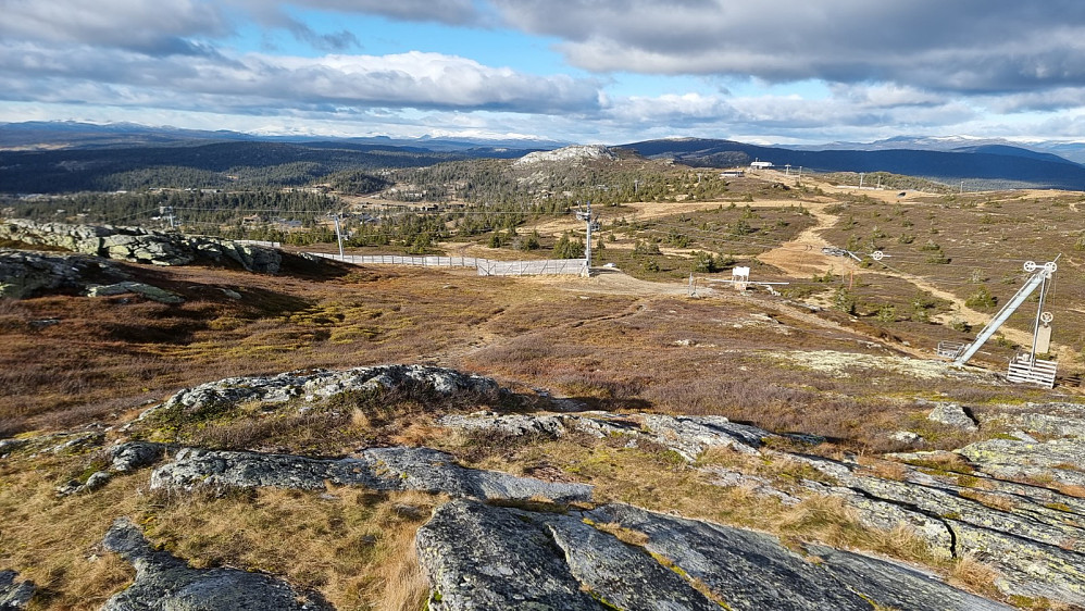 Bort mot Kvitfjell som blir turens neste topp. Mye fine stier å sykle på her