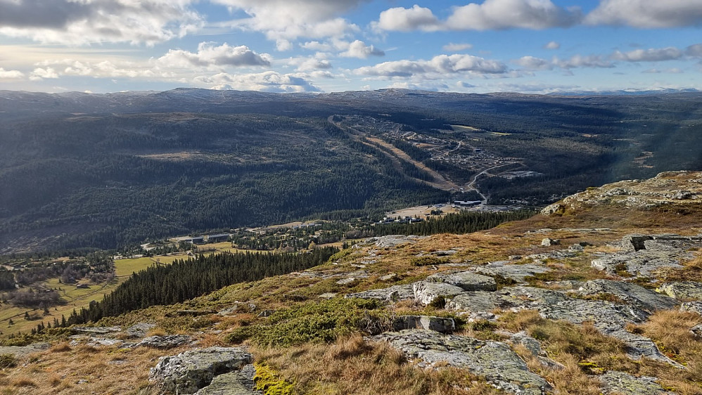 Fra Segelstadkampen og over dalen mot Veslfjellet
