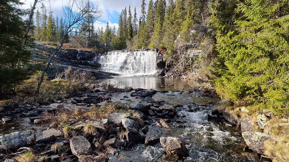 Flott foss nede ved Svinåa, hvor det stod en rød stolpe
