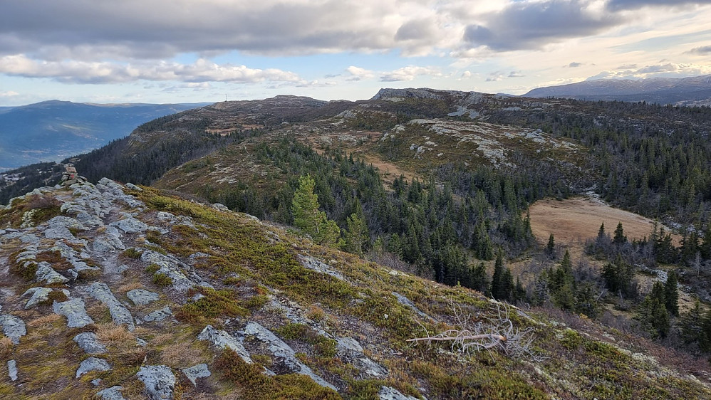 Utsikt fra toppen og bort på Segelstadkampen og Kvitfjell